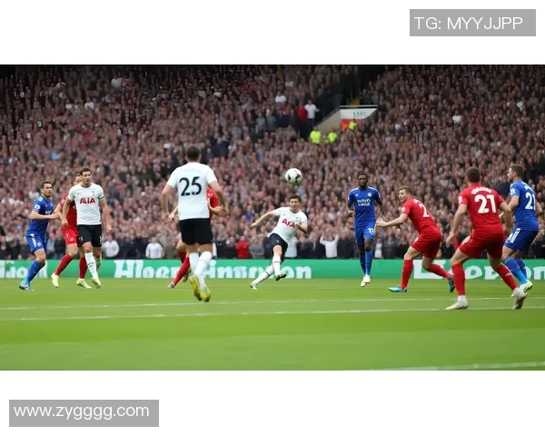 足球明星的孩子们在绿茵场上展现才华激情四溢的比赛瞬间 足球明星的孩子们在绿茵场上展现才华激情四溢的比赛瞬间